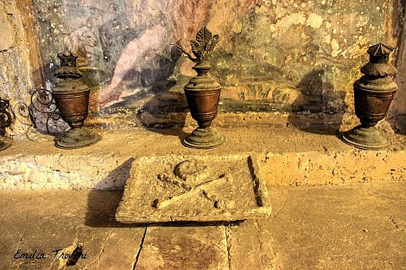 Oggetti sull'altare della Cripta