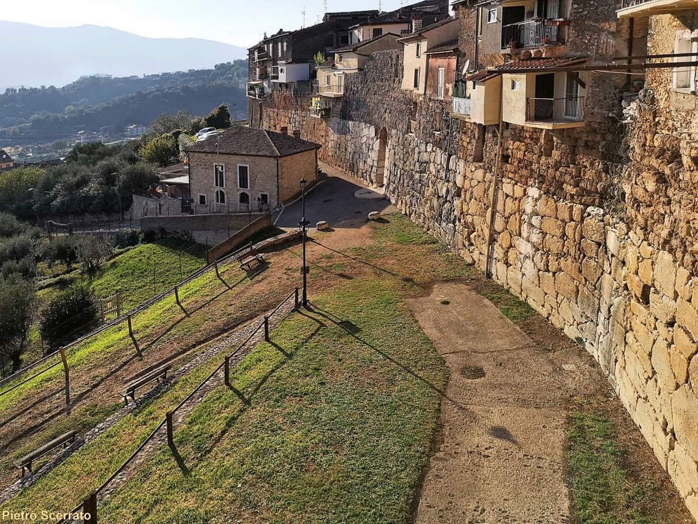 Cinta muraria dell'Acropoli in opera poligonale e quadrata - 2,4 km