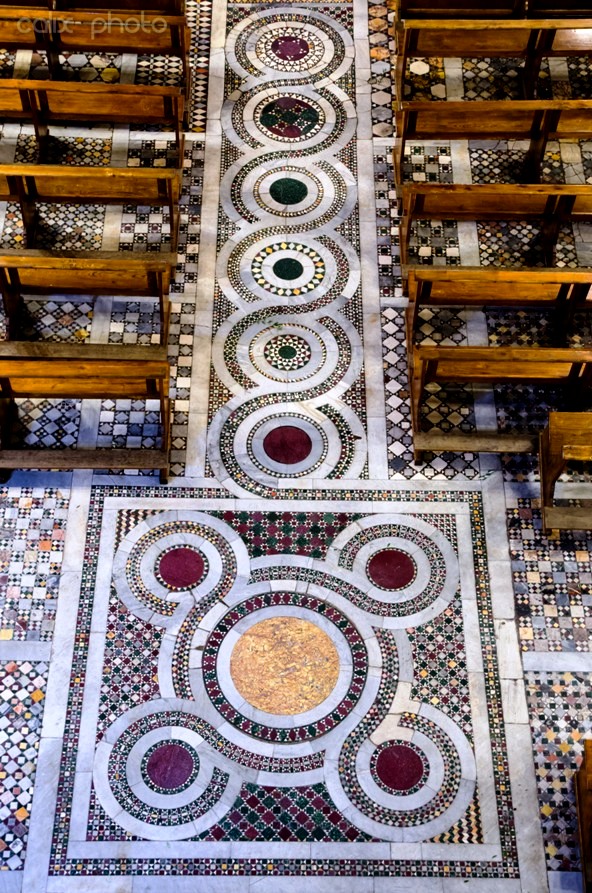 Pavimento cosmatesco del maestro Giacomo (XIII sec.)
