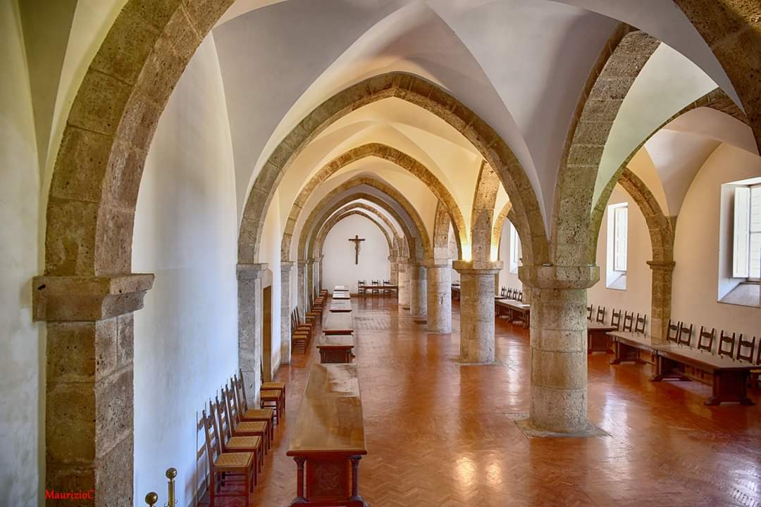 Refettorio a due navate con pilastri e capitelli ottagonali