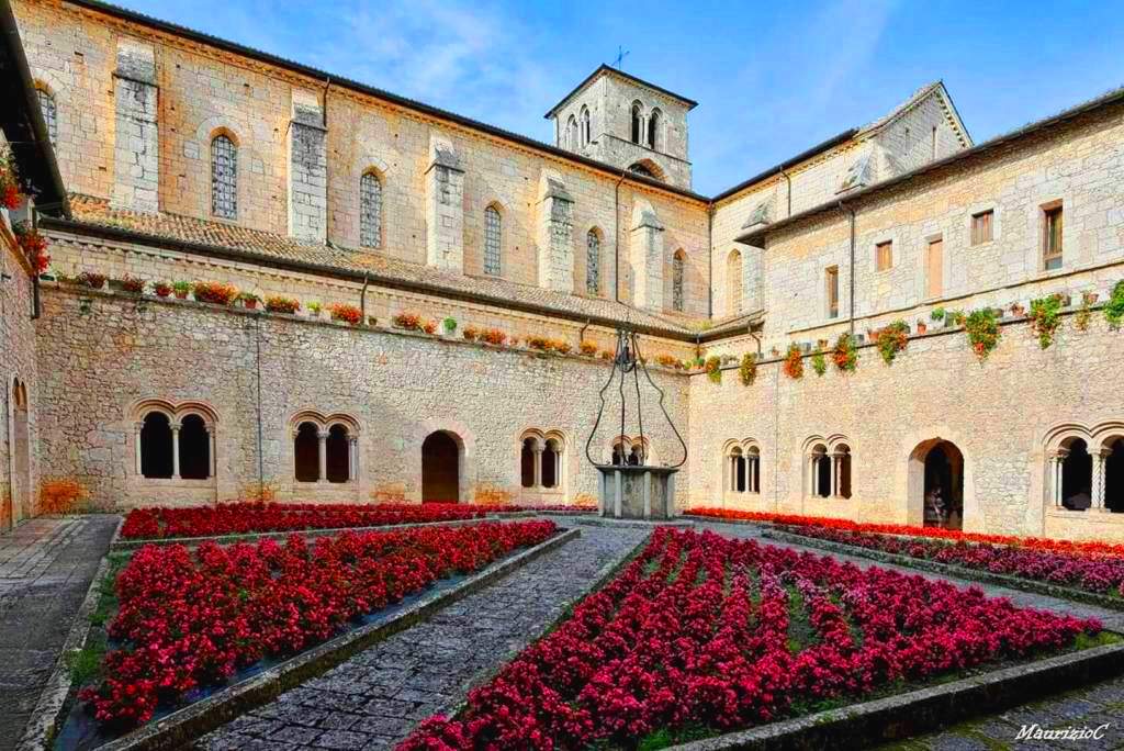 Scalinata verso il chiostro, centro della vita monastica