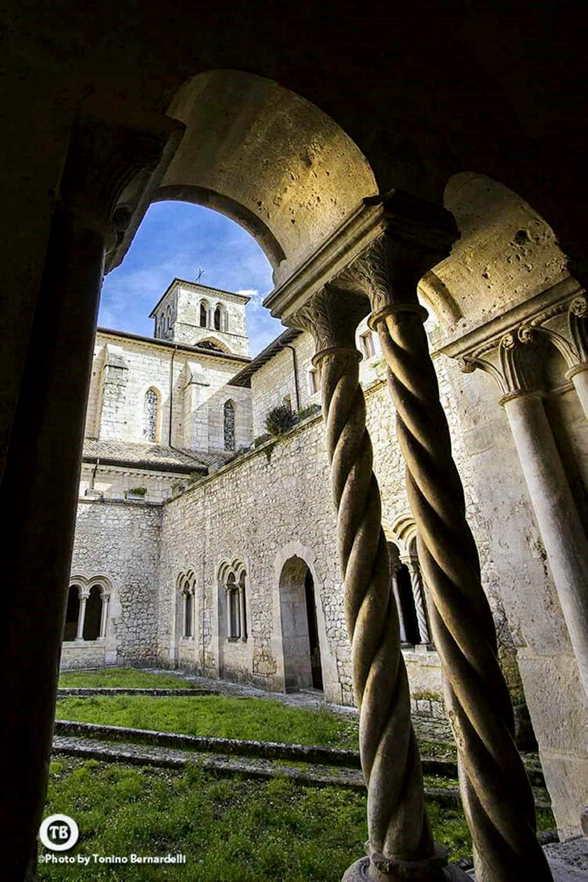 Bifore del chiostro con eleganti colonnine