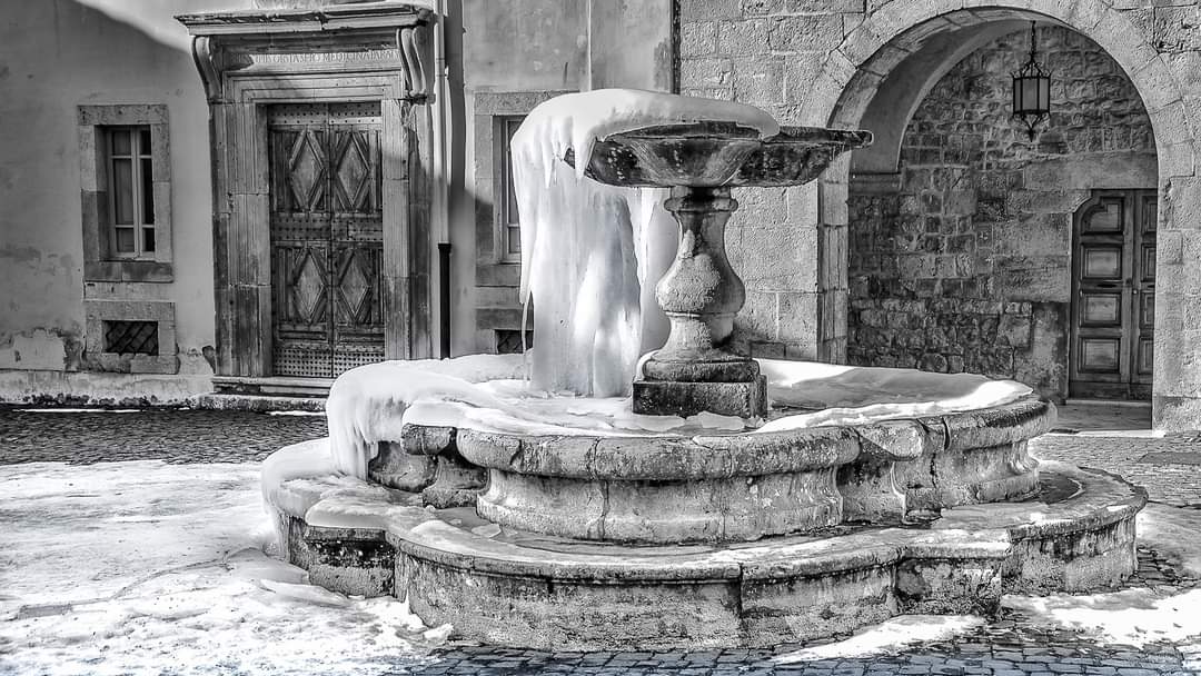 Fontana della piazza del 1737