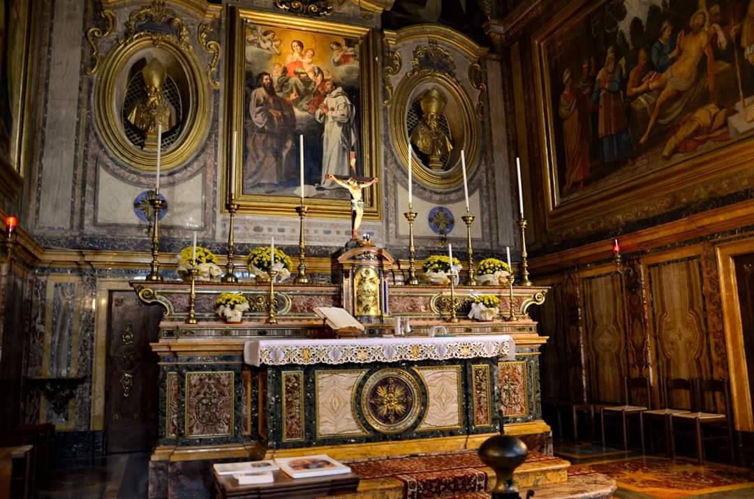 Altare maggiore in marmo verde antico di Fortini