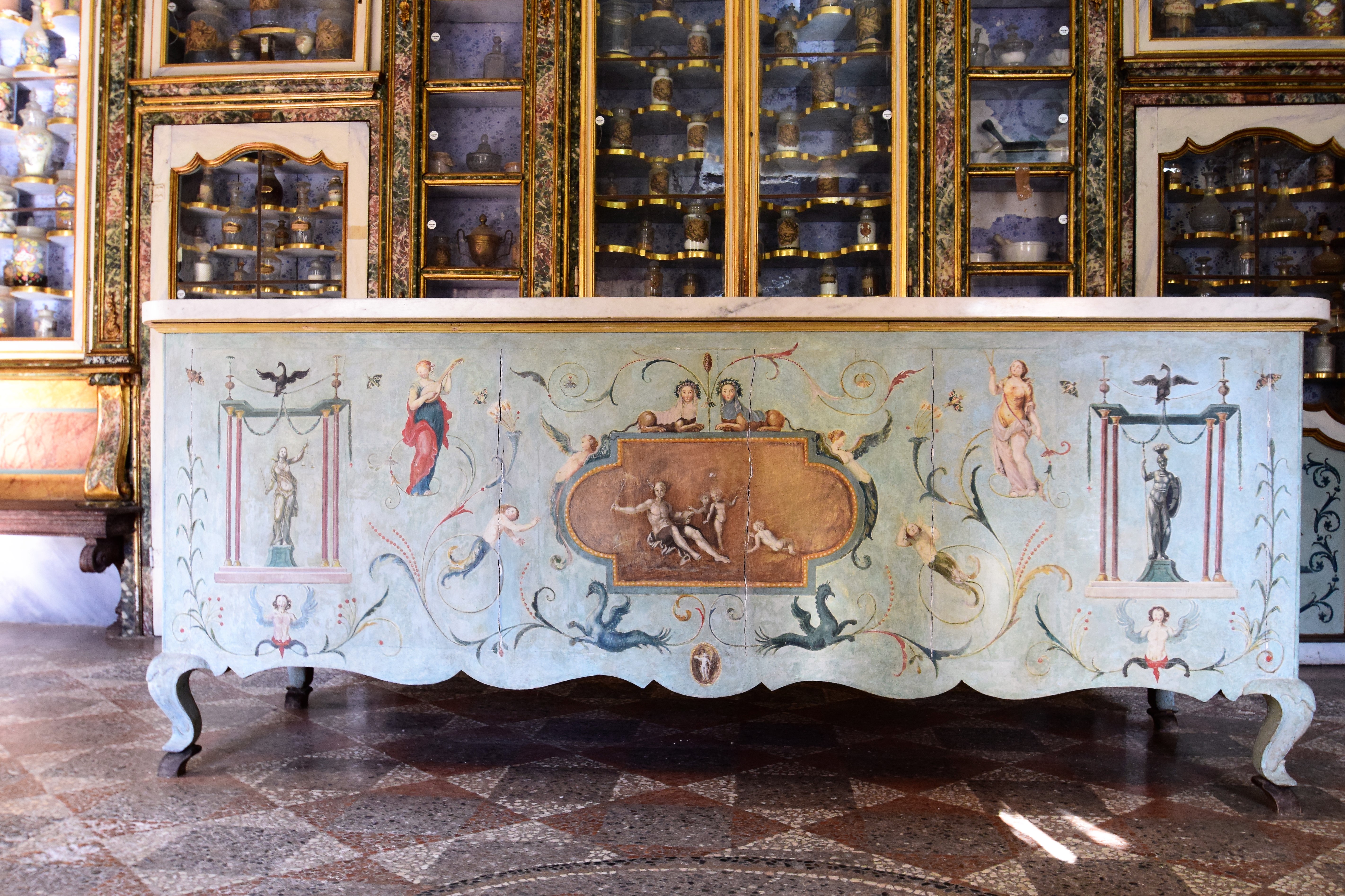 Particolare bancone dipinto da Giacomo Manco