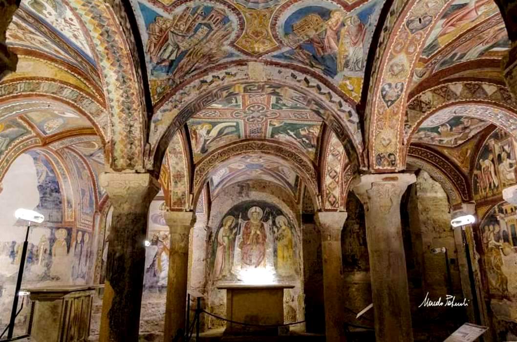 Cripta di San Magno con 3 navate, 12 colonne e 21 volte