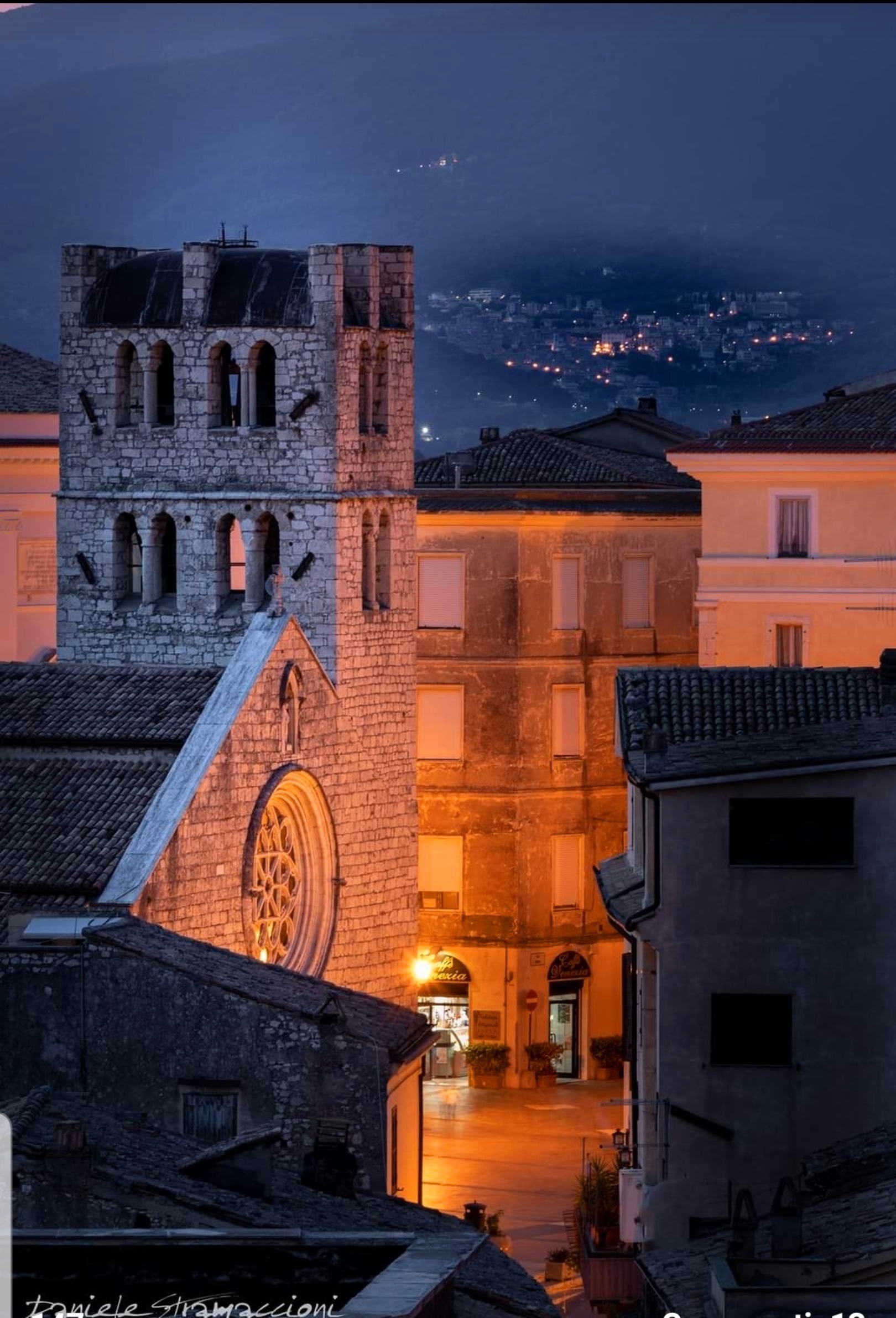 Campanile con bifore e merlatura