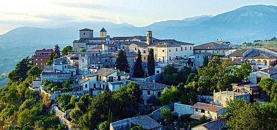 Boville Ernica su colle a forma di cono