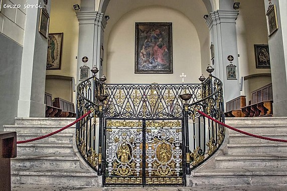 Interno chiesa con cripta romanica