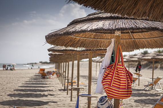 44 lidi di comacchio -  spiaggia - ombrelloni - foto di alejandro ventura;