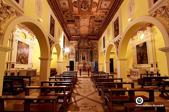 Interno a tre navate con tele settecentesche